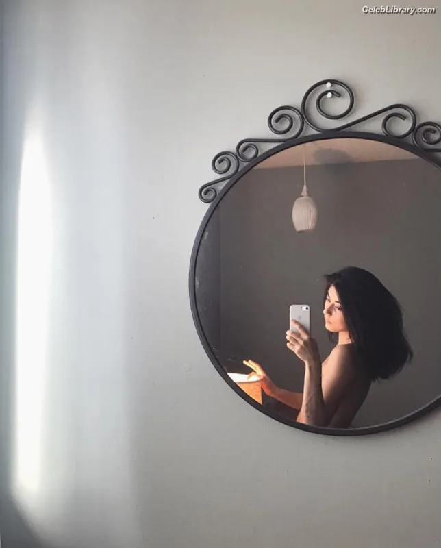 Daniela Andrade photo 7 of 10