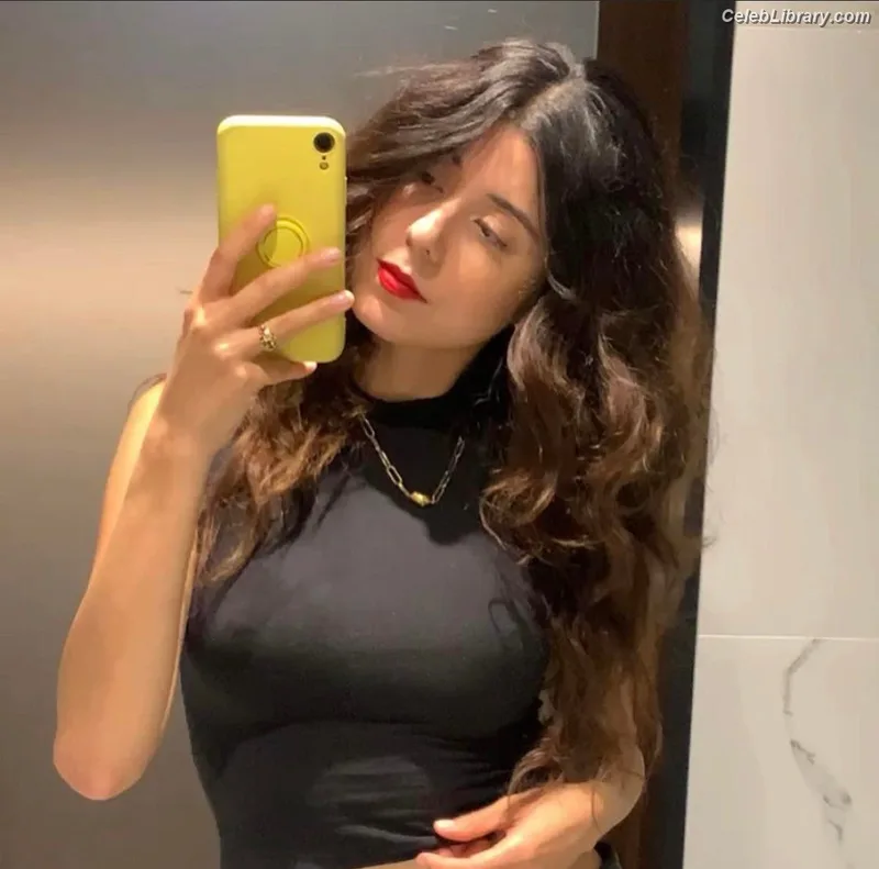 Daniela Andrade photo 8 of 10