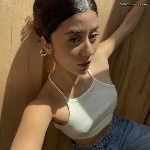 Daniela Andrade photo 9 of 10
