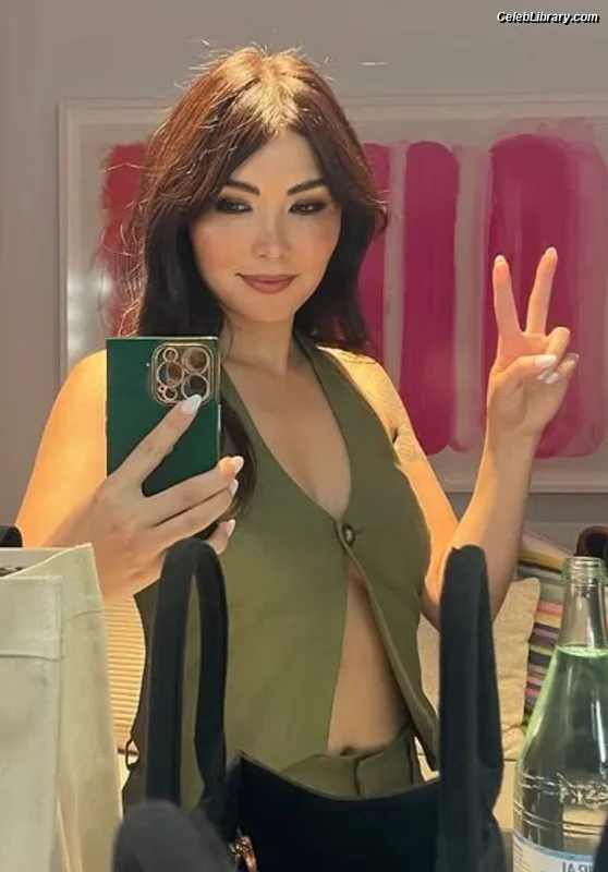 Daniella Pineda photo 1 of 95