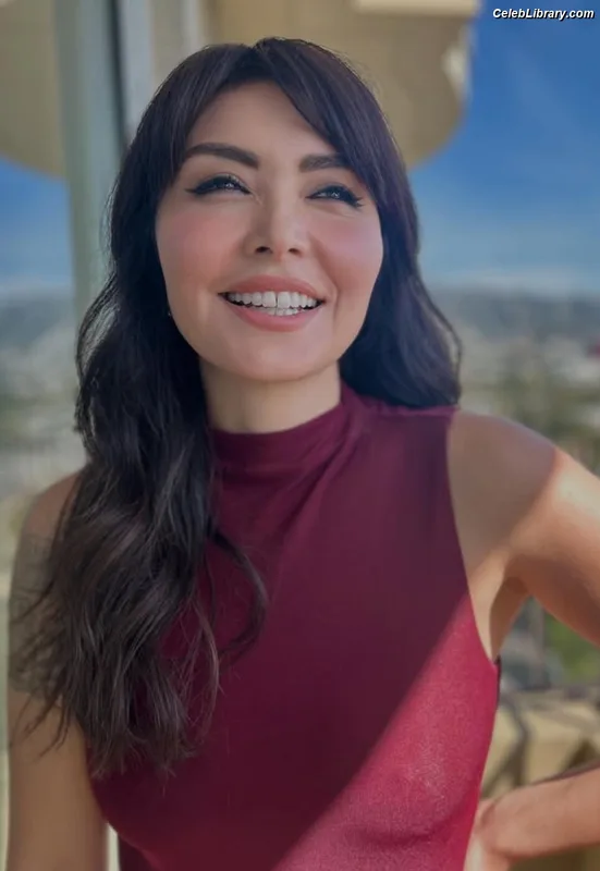 Daniella Pineda photo 8 of 95