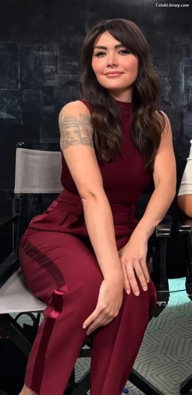 Daniella Pineda photo 9 of 95
