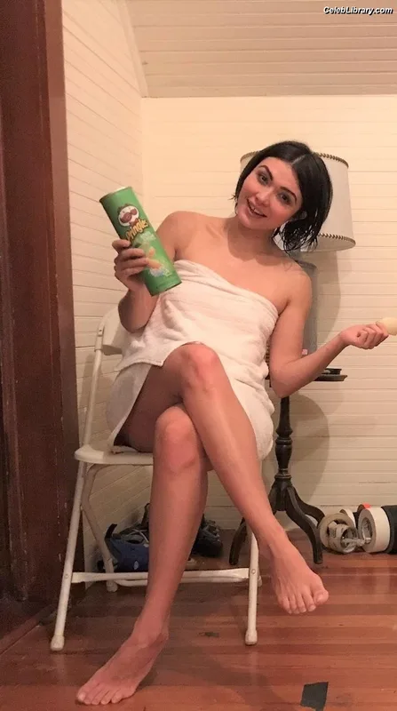 Daniella Pineda photo 7 of 95