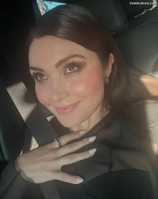 Daniella Pineda photo 12 of 95