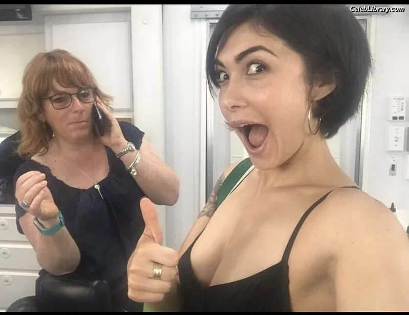 Daniella Pineda photo 3 of 95