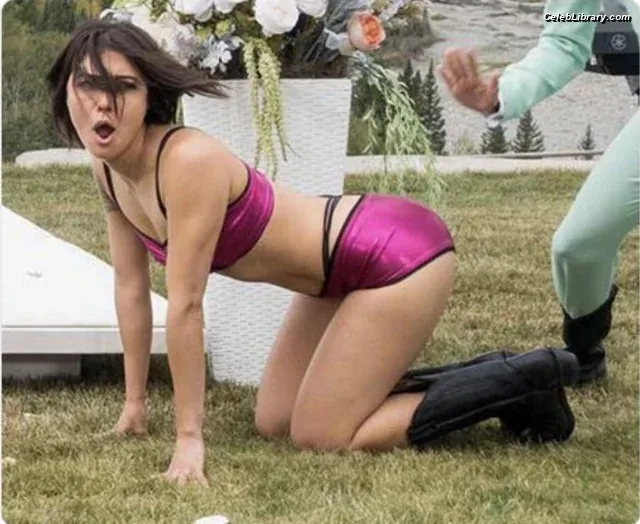 Daniella Pineda photo 10 of 95