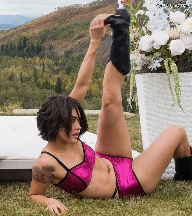 Daniella Pineda photo 16 of 95