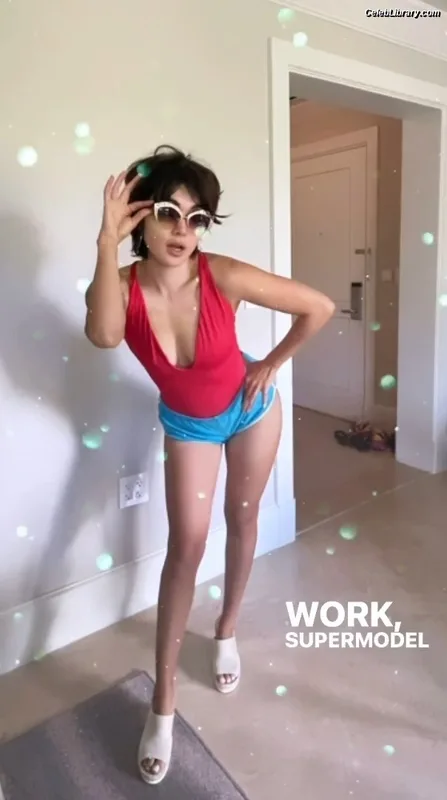 Daniella Pineda photo 14 of 95