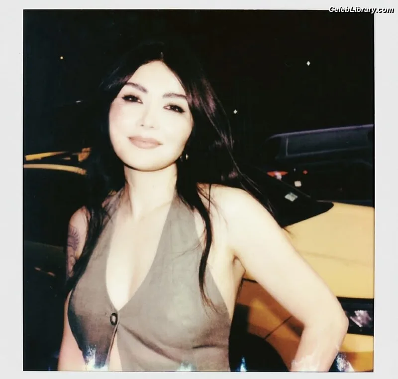 Daniella Pineda photo 4 of 95
