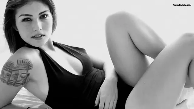 Daniella Pineda photo 10 of 95
