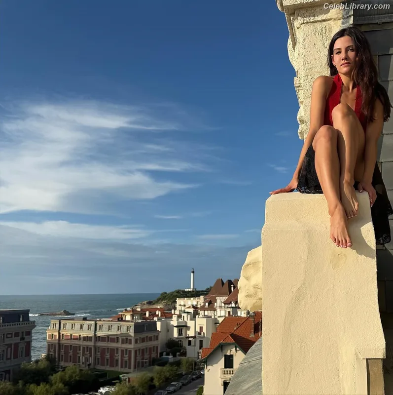 Danielle Campbell photo 4 of 11