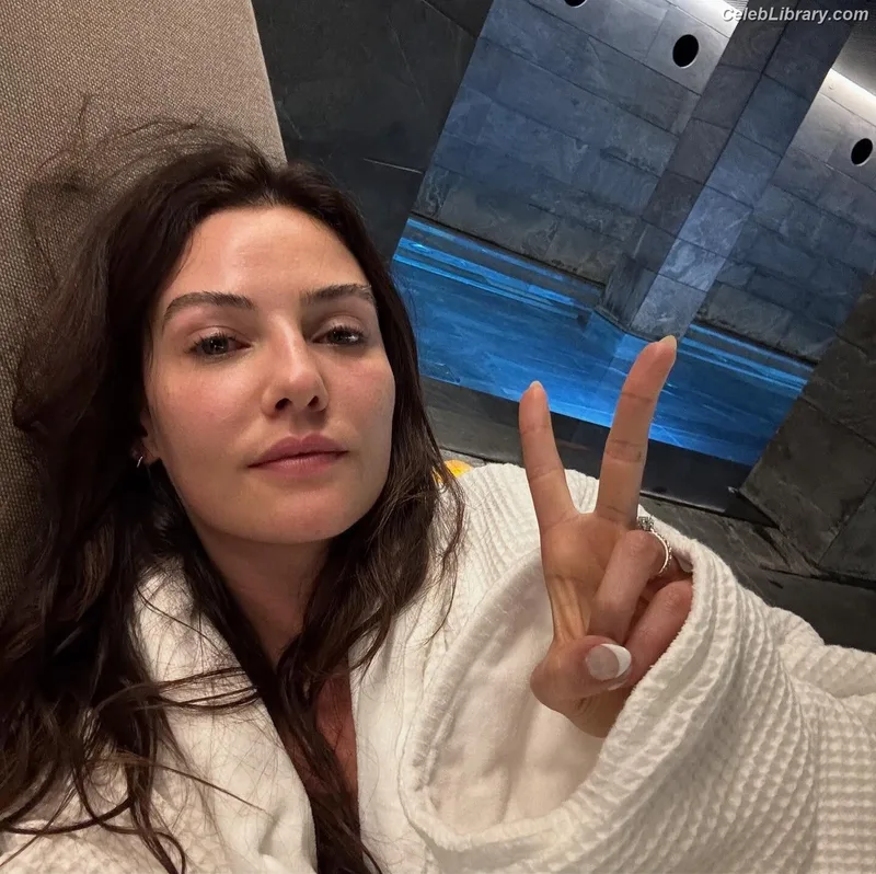 Danielle Campbell photo 5 of 11