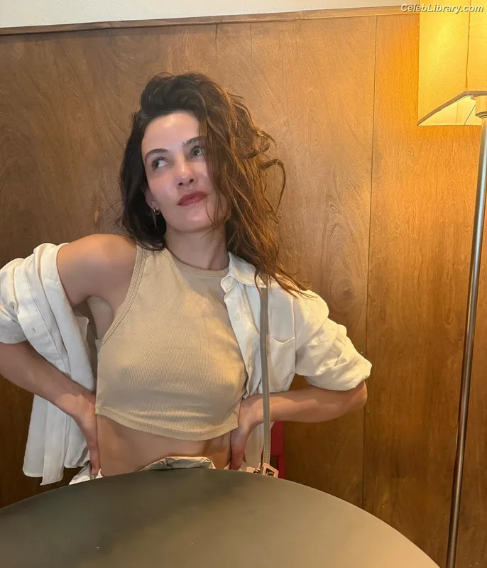 Danielle Campbell photo 7 of 11