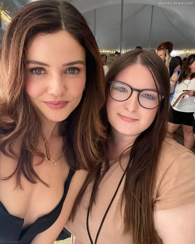 Danielle Campbell photo 9 of 11