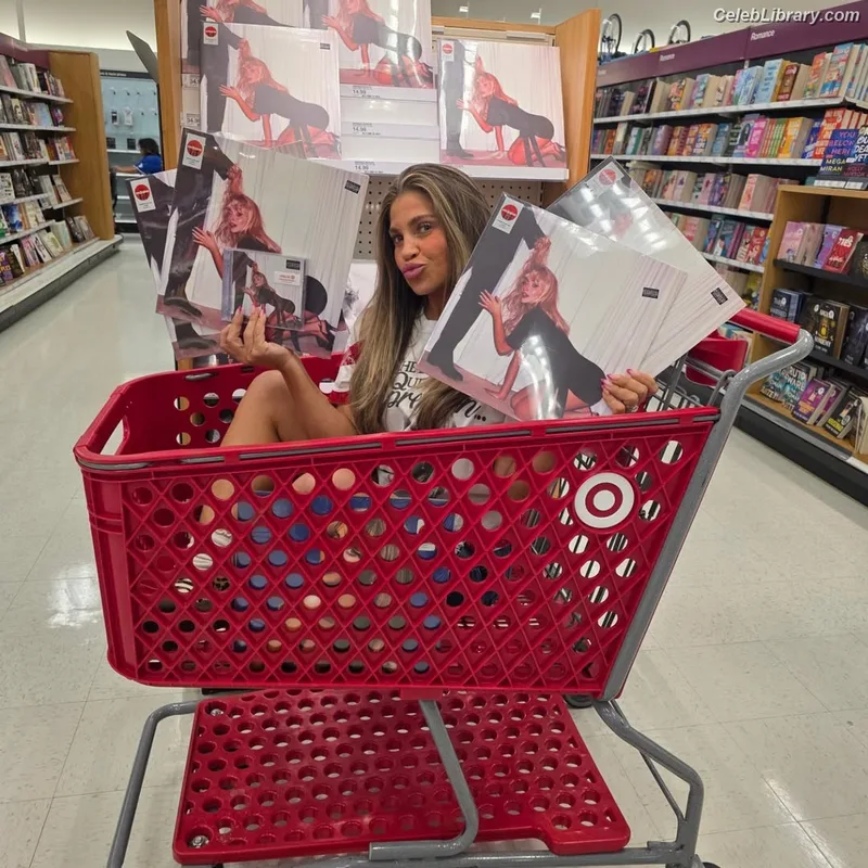 Danielle Fishel photo 23 of 79