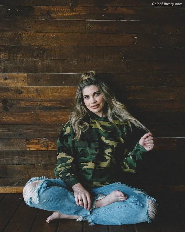 Danielle Fishel photo 24 of 79