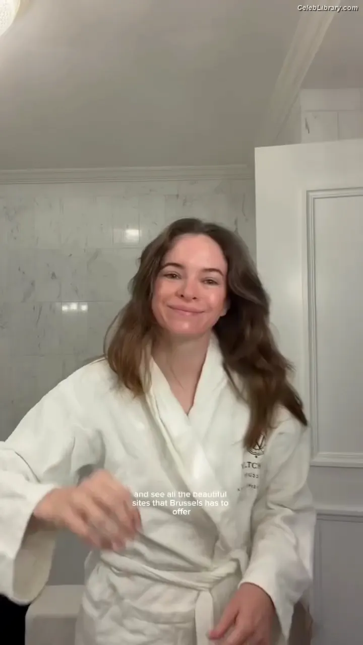 Danielle Panabaker photo 11 of 578
