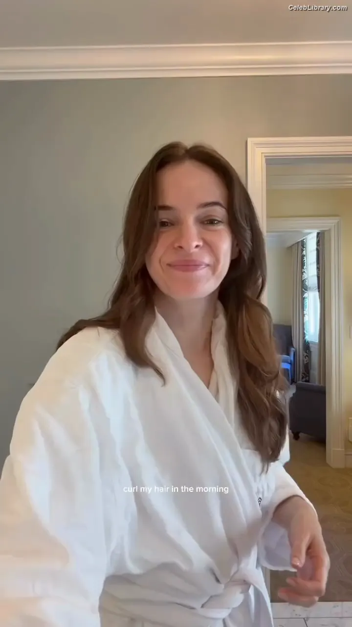 Danielle Panabaker photo 8 of 578
