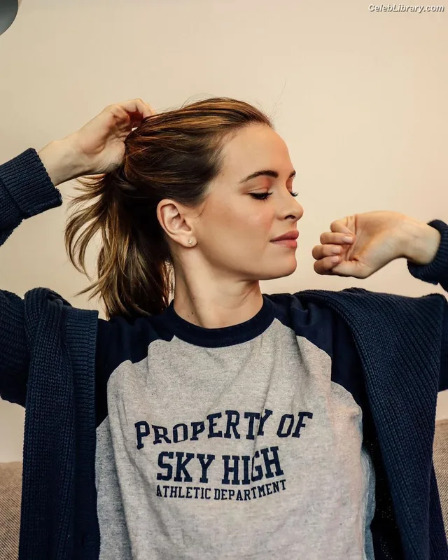 Danielle Panabaker photo 4 of 578