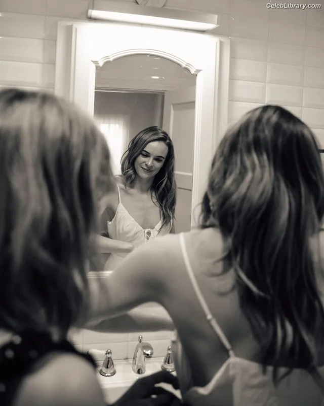 Danielle Panabaker photo 2 of 578
