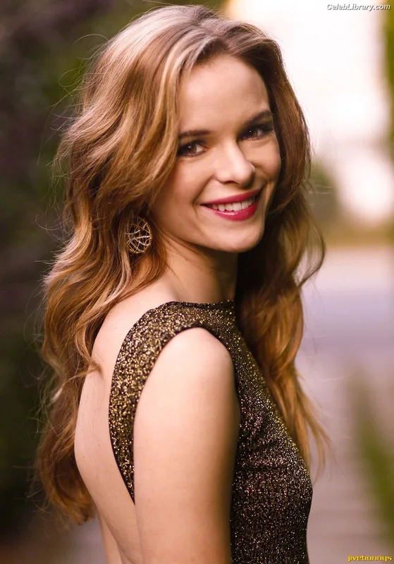 Danielle Panabaker photo 12 of 578