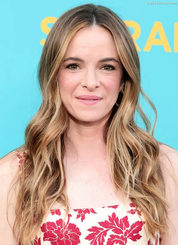 Danielle Panabaker photo 21 of 578