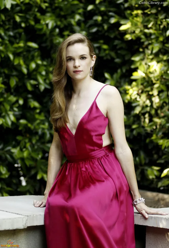 Danielle Panabaker photo 22 of 578