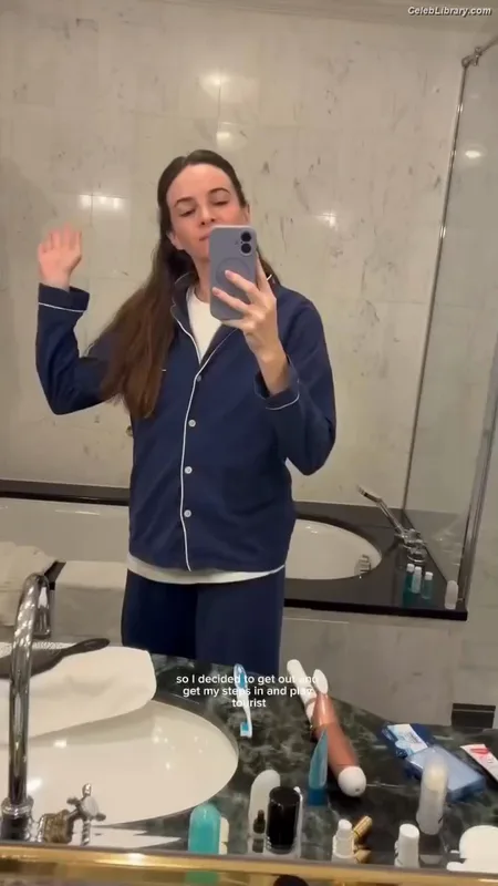 Danielle Panabaker photo 9 of 578