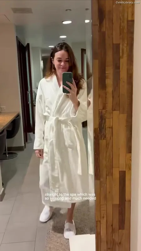 Danielle Panabaker photo 18 of 578