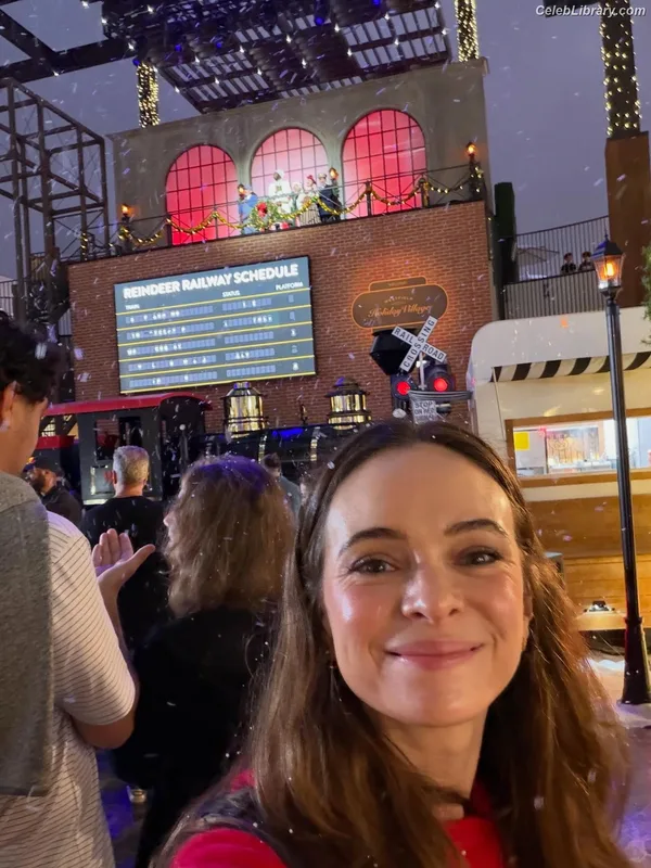 Danielle Panabaker photo 20 of 578