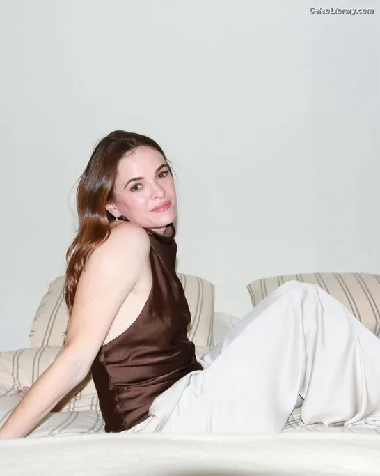 Danielle Panabaker photo 22 of 578
