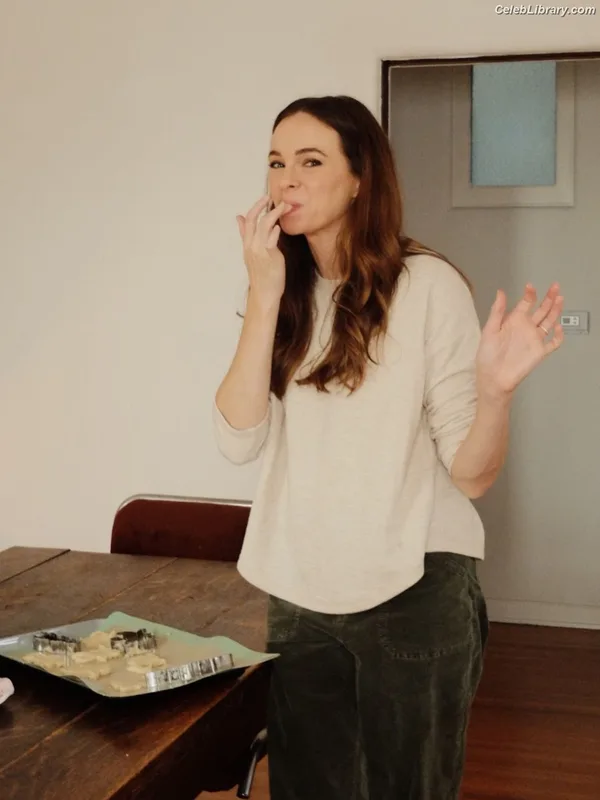 Danielle Panabaker photo 2 of 578