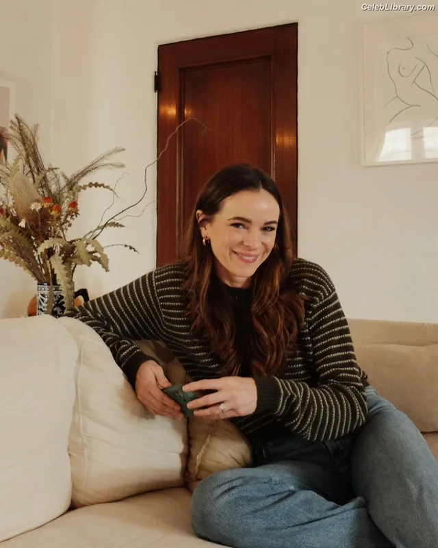 Danielle Panabaker photo 16 of 578