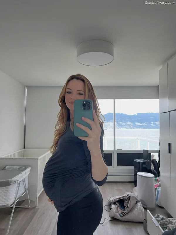 Danielle Panabaker photo 1 of 578