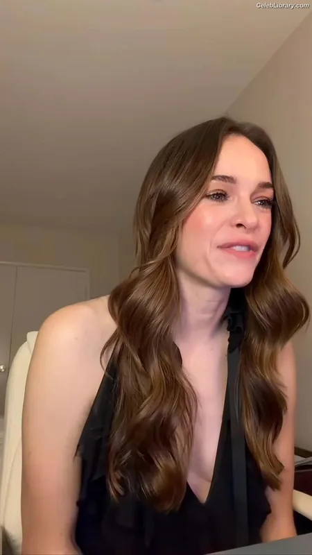 Danielle Panabaker photo 18 of 578