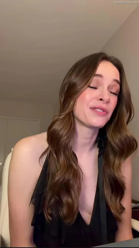 Danielle Panabaker photo 19 of 578