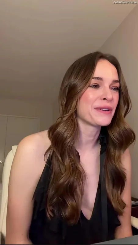 Danielle Panabaker photo 20 of 578