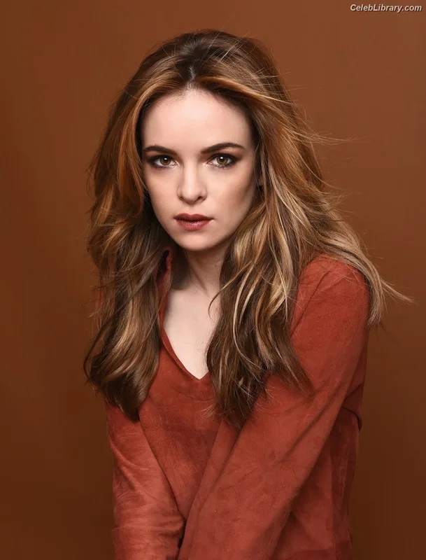 Danielle Panabaker photo 19 of 578