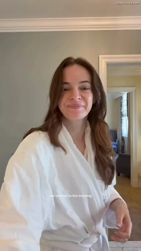 Danielle Panabaker photo 7 of 578