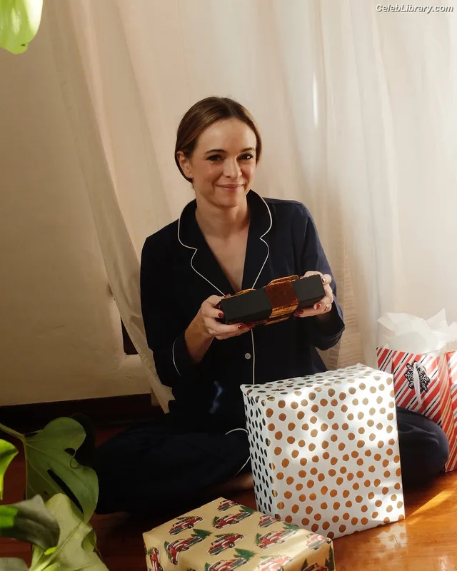Danielle Panabaker photo 7 of 578