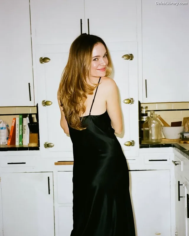 Danielle Panabaker photo 7 of 578