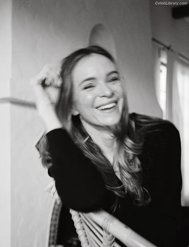 Danielle Panabaker photo 13 of 578