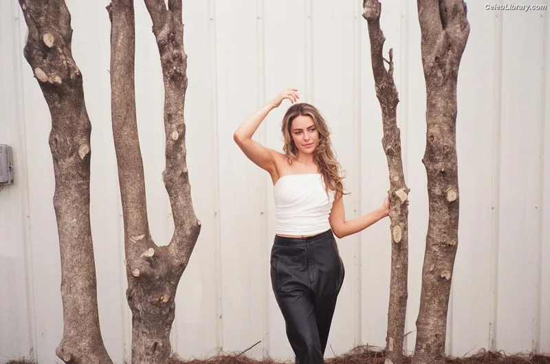 Danielle Rose Russell photo 2 of 52