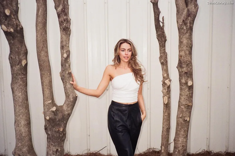 Danielle Rose Russell photo 3 of 52