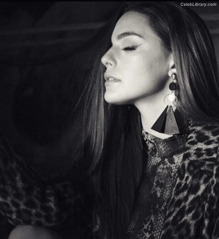 Danielle Rose Russell photo 20 of 52
