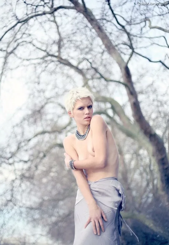 Danni Menzies photo 15 of 83