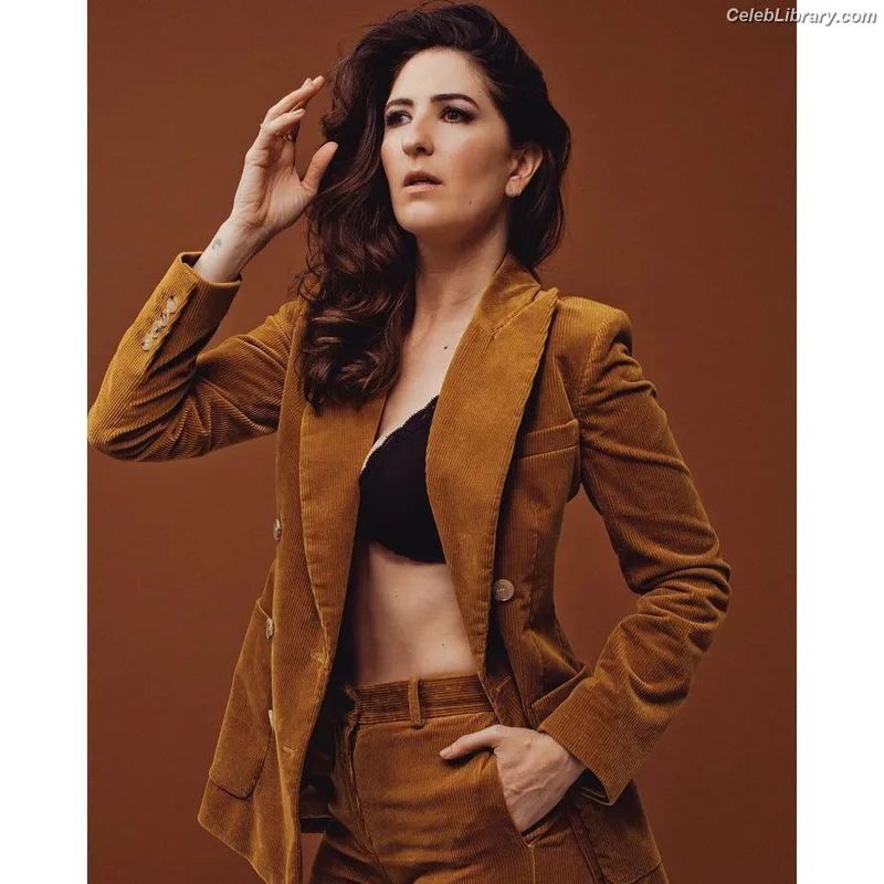 D'Arcy Carden photo 2 of 189