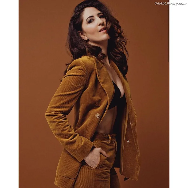 D'Arcy Carden photo 4 of 189