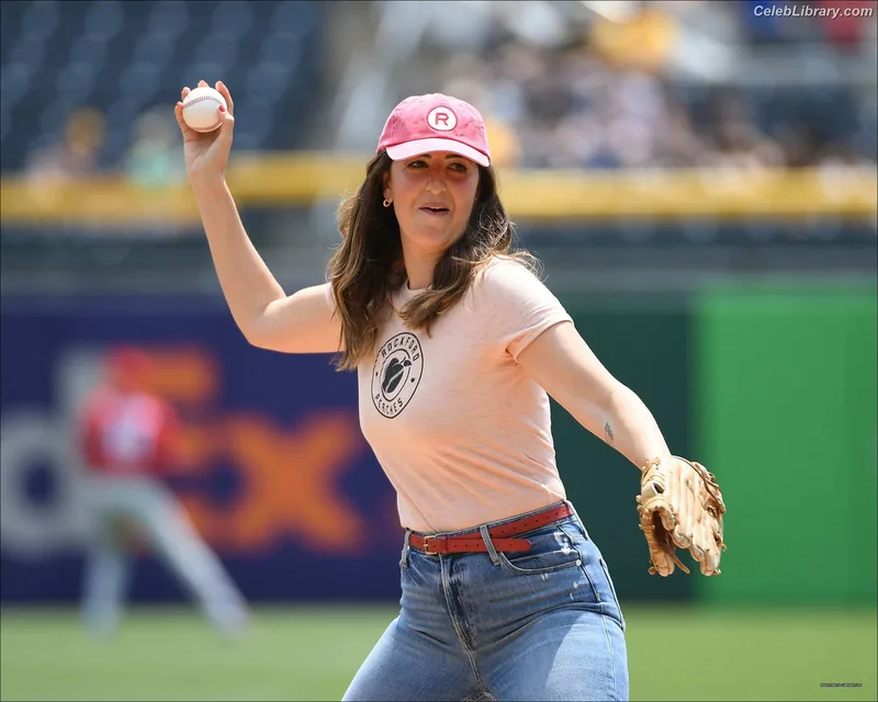 D'Arcy Carden photo 1 of 189