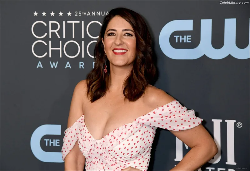 D'Arcy Carden photo 11 of 189